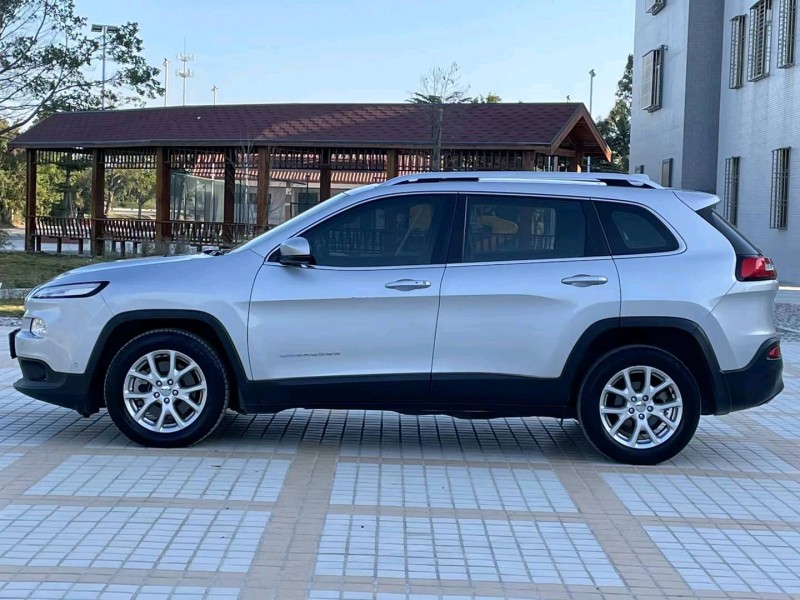 汕頭16年Jeep自由光3