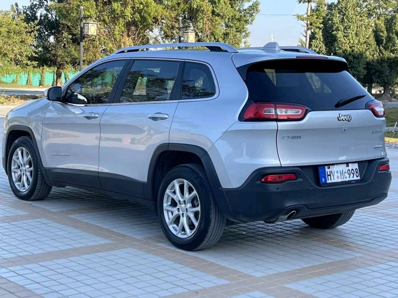 汕頭16年Jeep自由光7