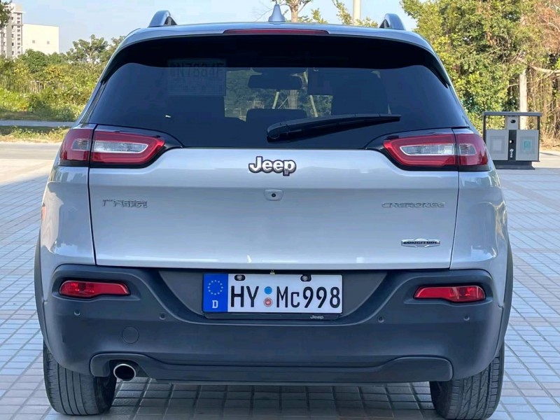 汕頭16年Jeep自由光8