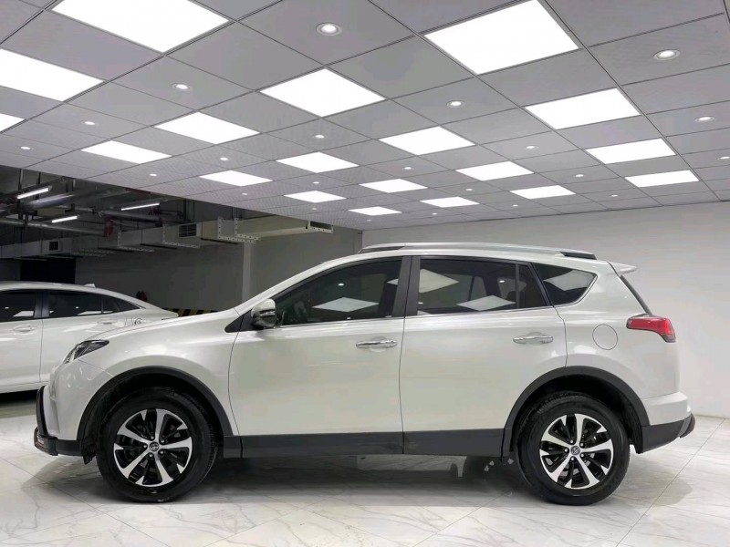 成都19年豐田RAV43
