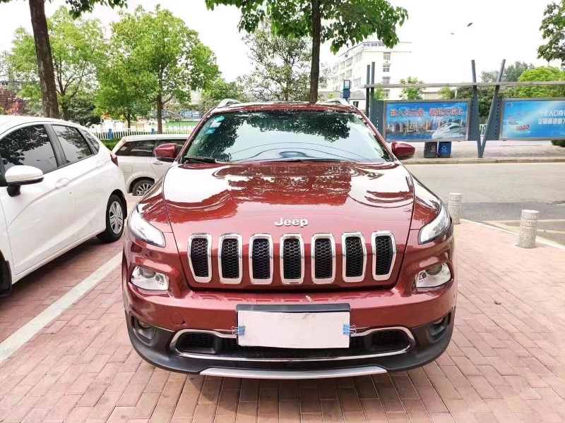 安慶18年Jeep自由光1