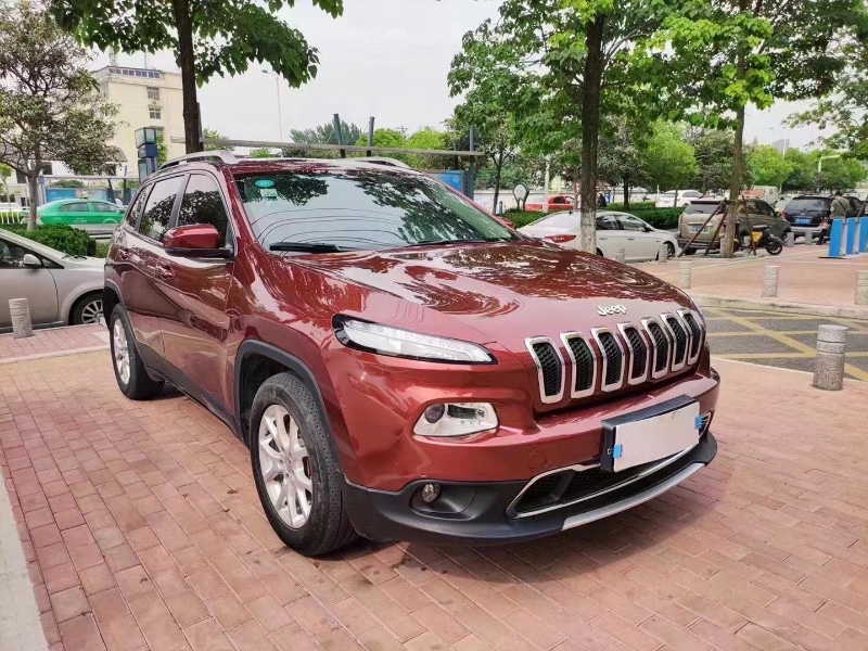 安慶18年Jeep自由光3