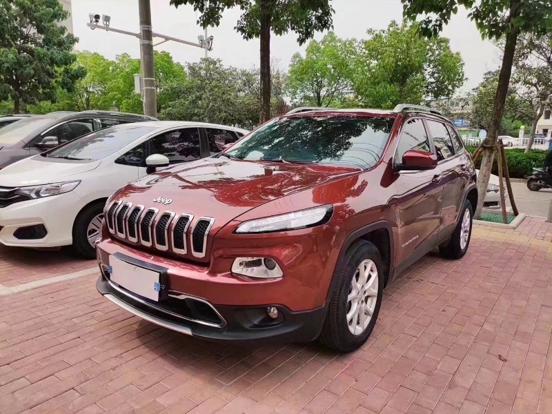 安慶18年Jeep自由光2