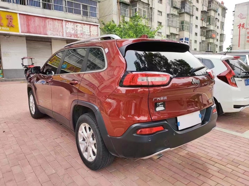 安慶18年Jeep自由光7