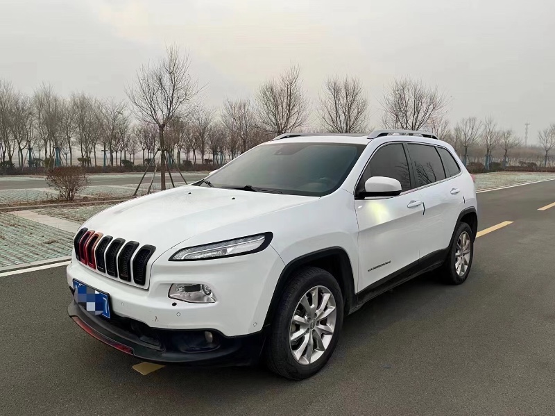 東營15年Jeep自由光2