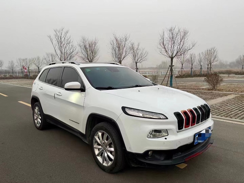 東營15年Jeep自由光3