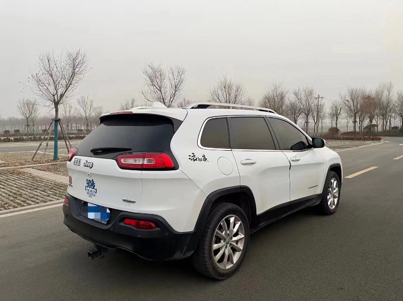東營15年Jeep自由光8