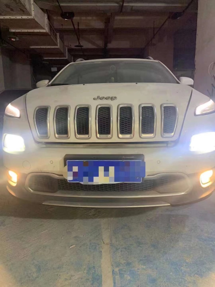 重慶17年Jeep自由光1