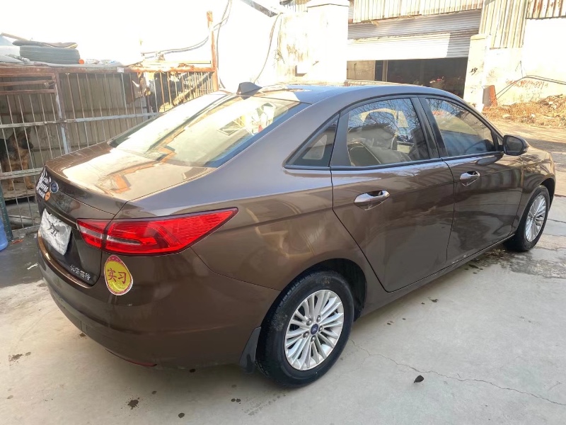 青岛16年福特福睿斯2