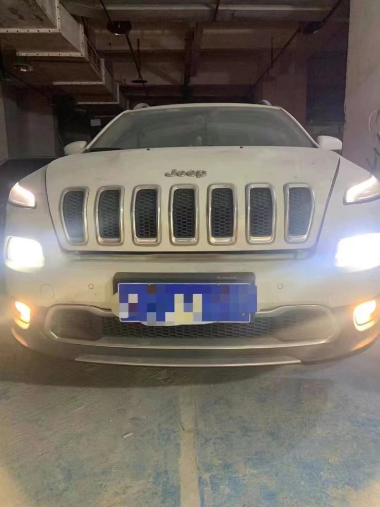 重慶17年Jeep自由光1