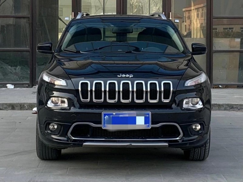 青島17年Jeep自由光1