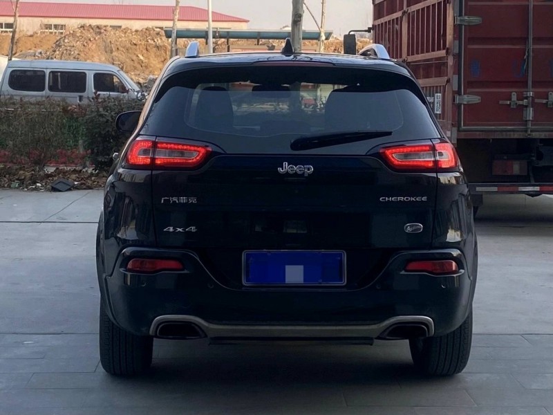 青島17年Jeep自由光6