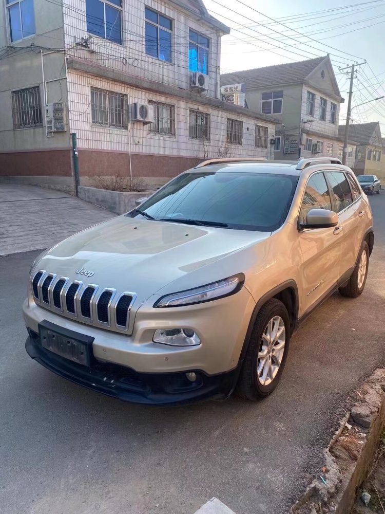 東營16年Jeep自由光2