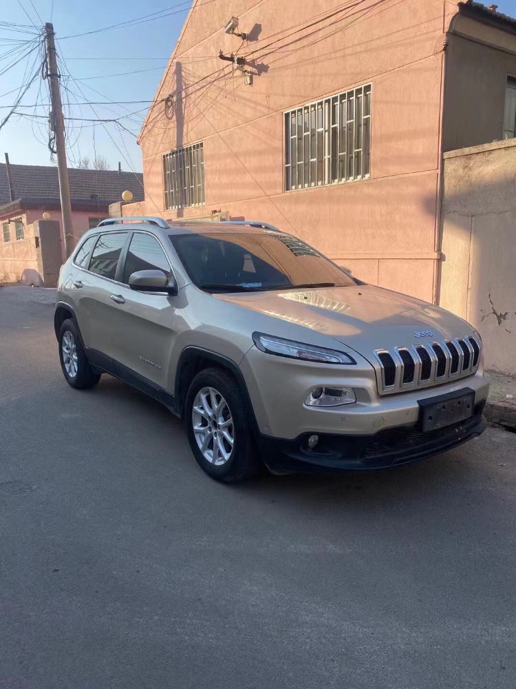 東營16年Jeep自由光3