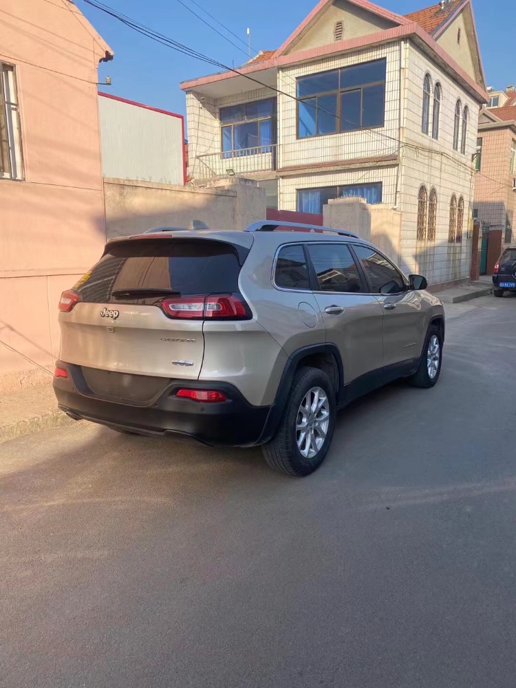 東營16年Jeep自由光7