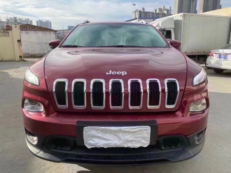 東營17年Jeep自由光1
