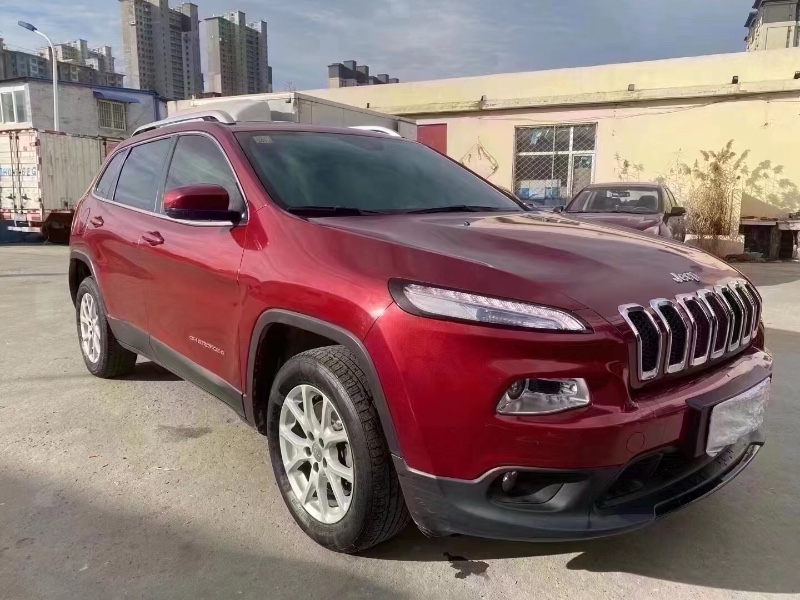 東營17年Jeep自由光2