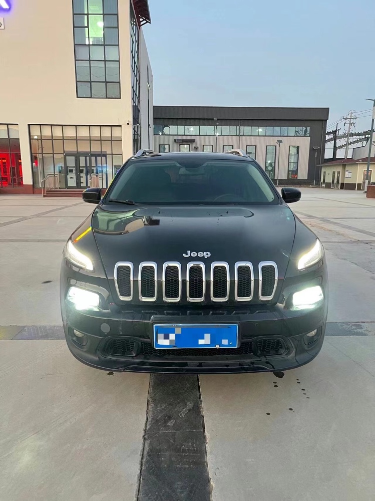 濟南17年Jeep自由光1