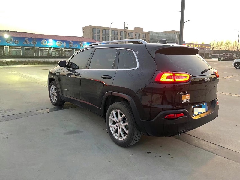濟南17年Jeep自由光8