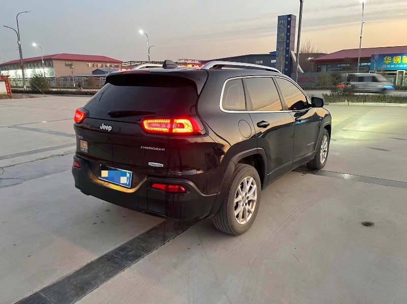 濟南17年Jeep自由光9
