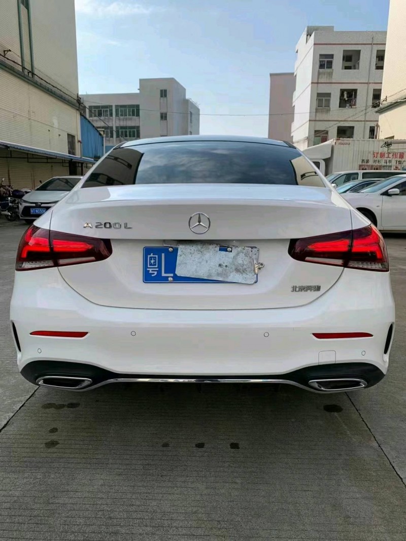中山21年奔馳A4