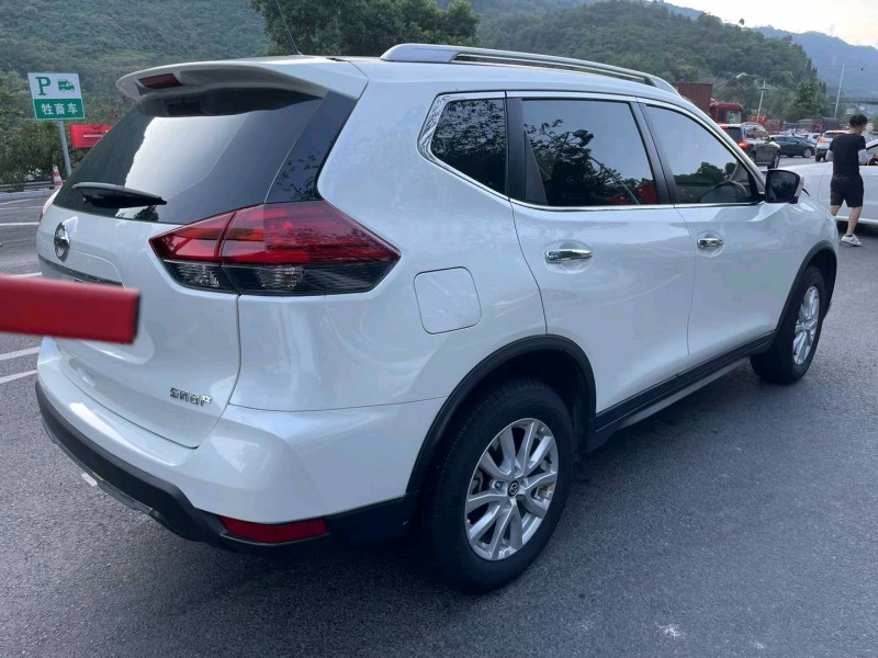 重慶21年日產奇駿4