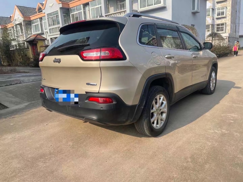 濱州17年Jeep自由光8