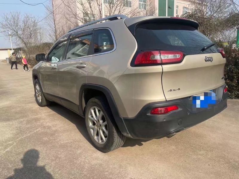 濱州17年Jeep自由光9