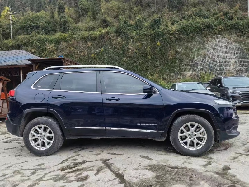 銅仁16年Jeep自由光2