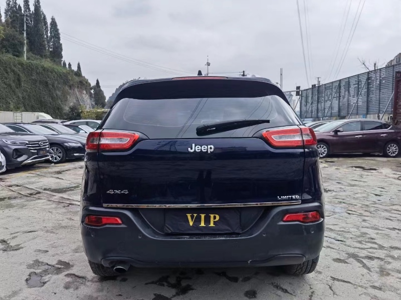 銅仁16年Jeep自由光3