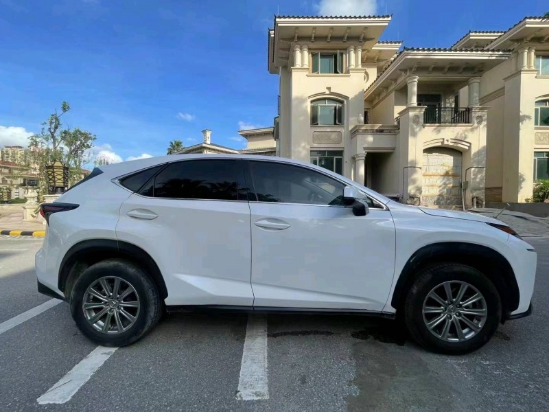 中山16年雷克萨斯NX4