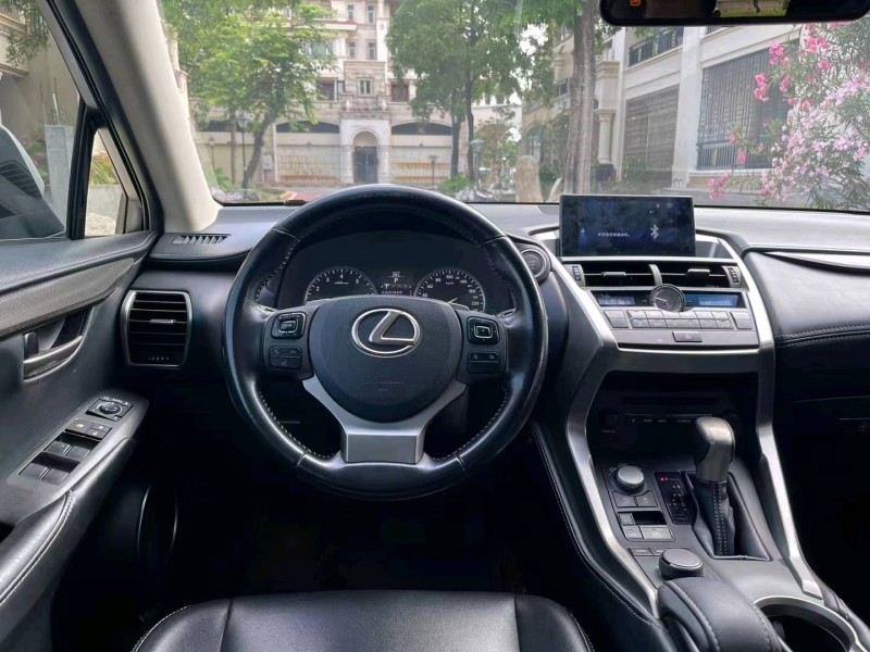 中山16年雷克萨斯NX8
