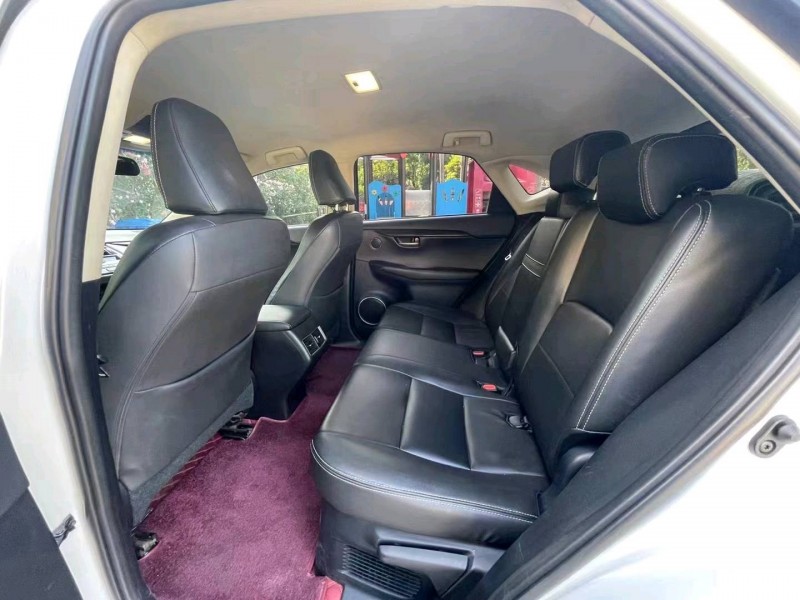 中山16年雷克萨斯NX7