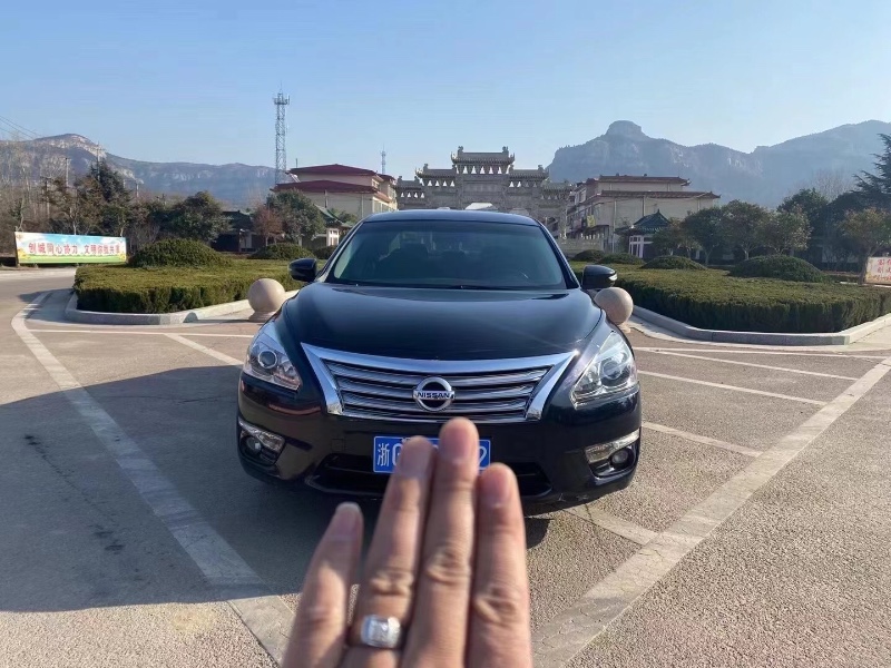 青島13年日產天籟1