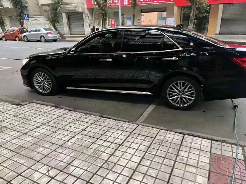 內江18年豐田皇冠3