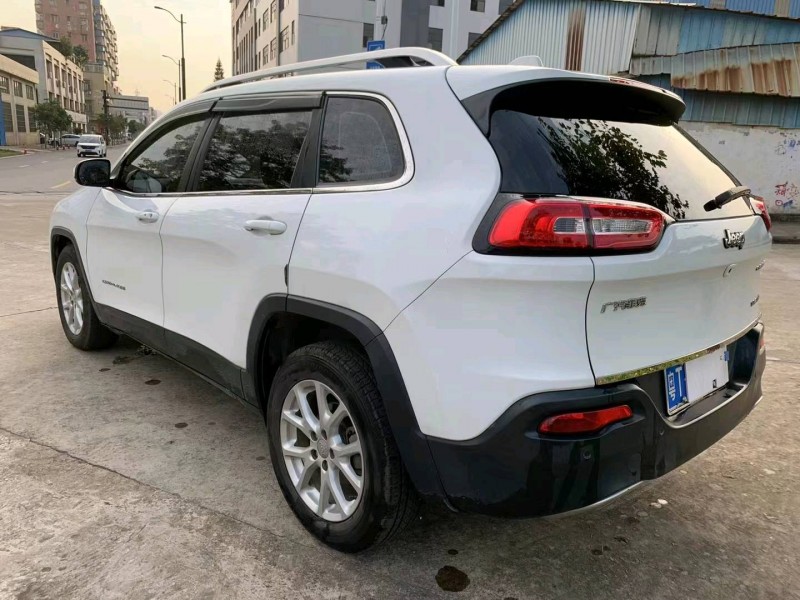 江門17年Jeep自由光7