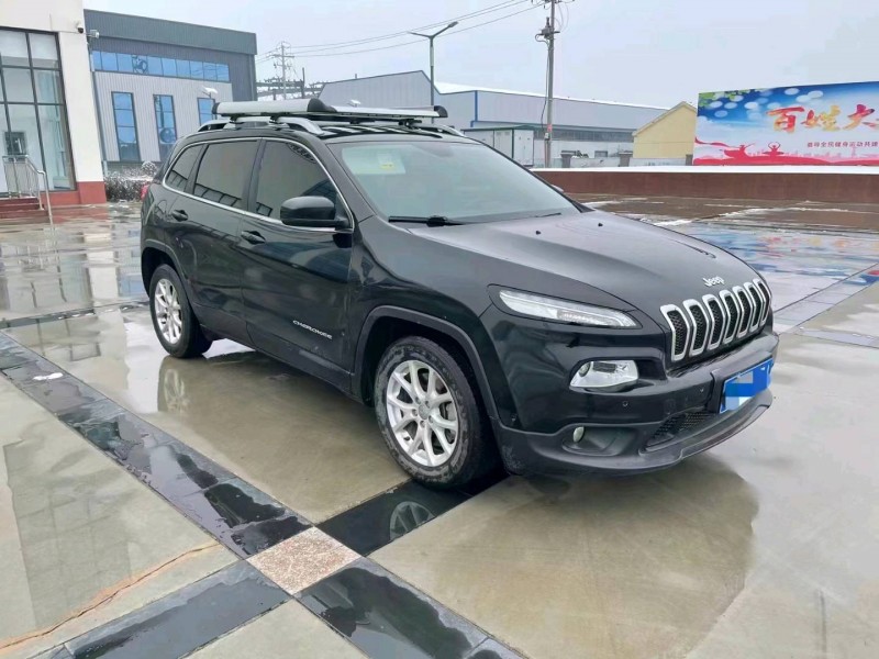 東營17年Jeep自由光8