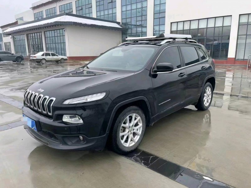 東營17年Jeep自由光7
