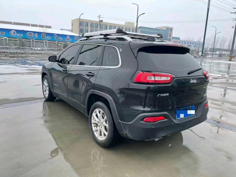 東營17年Jeep自由光6
