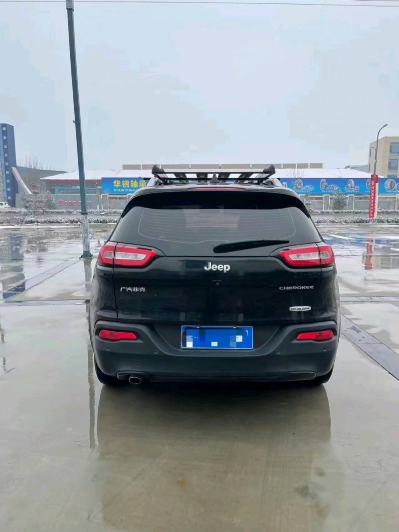 東營17年Jeep自由光5