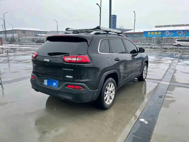 東營17年Jeep自由光4
