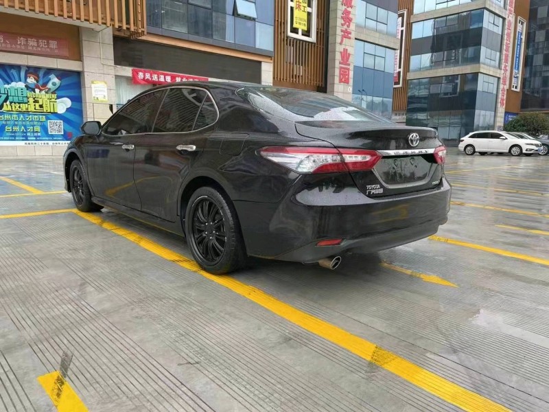 北京18年丰田凯美瑞8