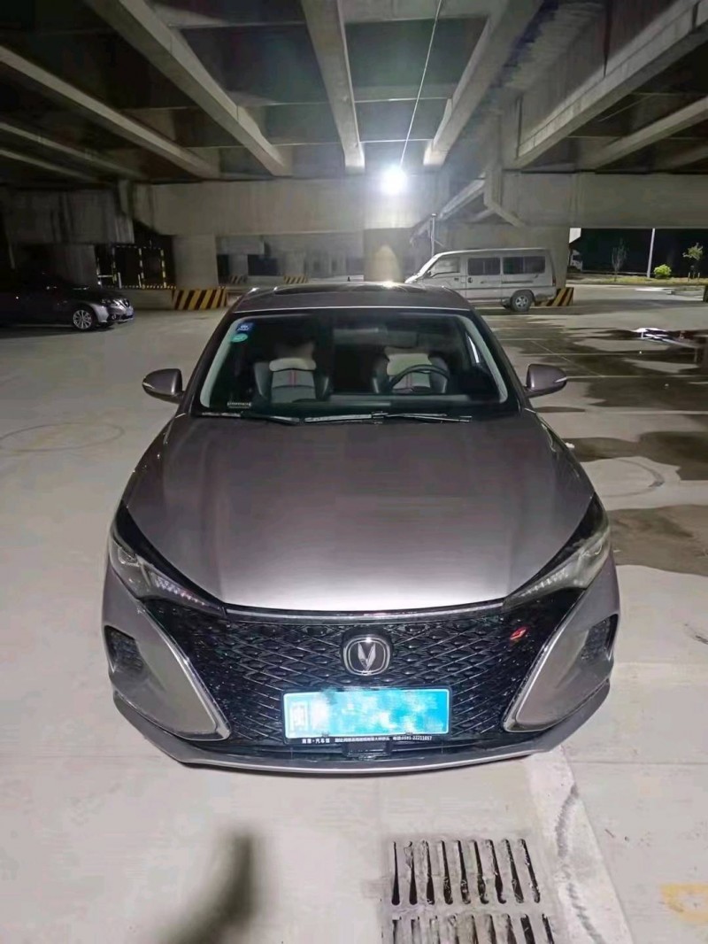 廈門20年長安汽車逸動1