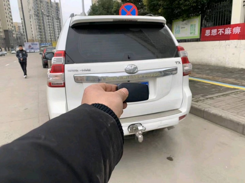 北京14年丰田普拉多8