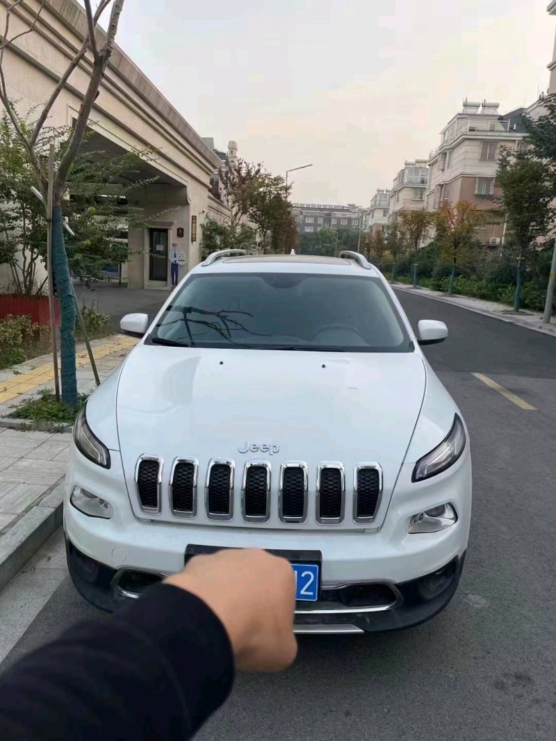 煙臺18年Jeep自由光1