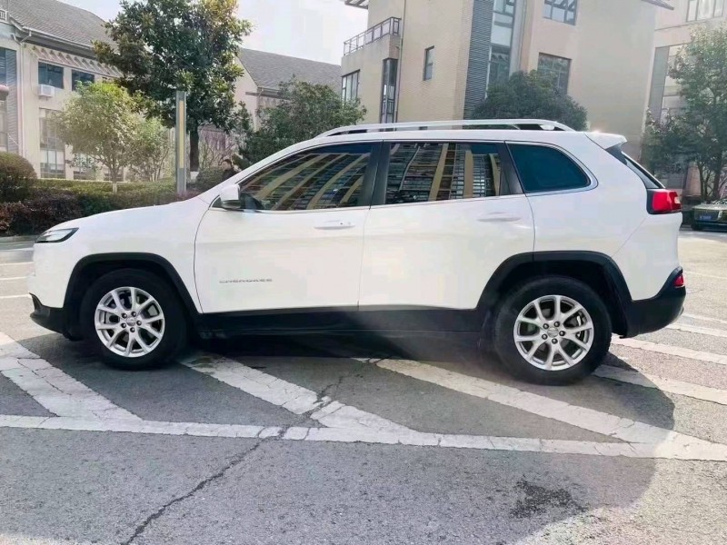 荊門17年Jeep自由光3