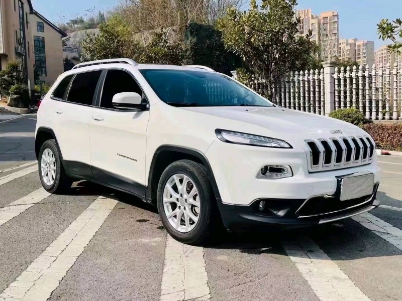 荊門17年Jeep自由光2