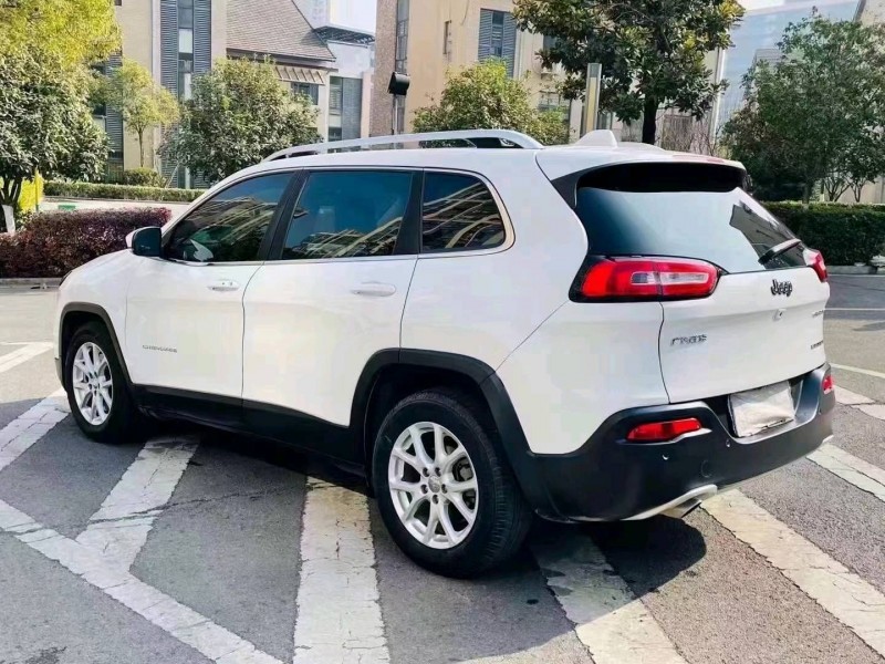荊門17年Jeep自由光8
