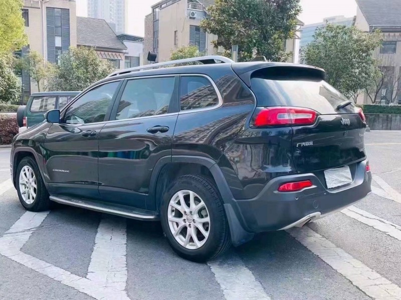 孝感17年Jeep自由光9