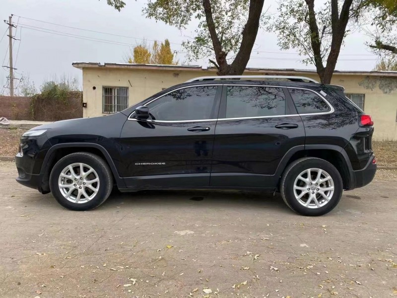 濮陽18年Jeep自由光4